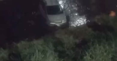 Carro cai em igarapé na avenida Brasil; veja como veículo ficou