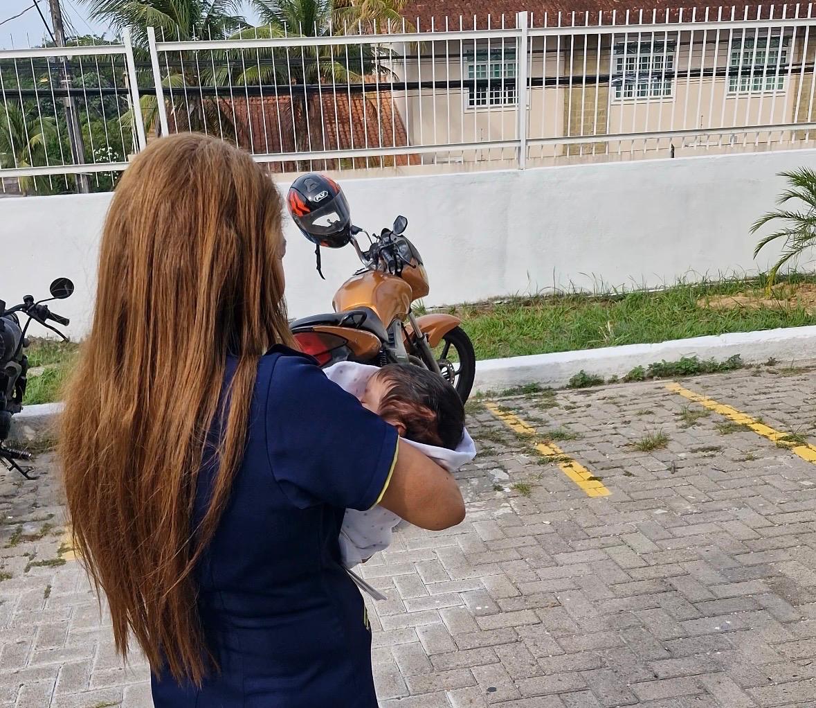 Bebê de um mês é resgatada após dias nas ruas com mãe usuária de drogas em Manaus