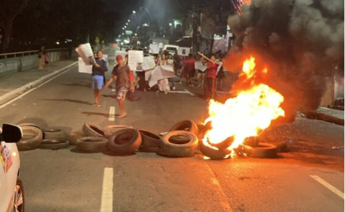 Família protesta após jovem morrer baleado durante ação policial em Manaus (vídeo)