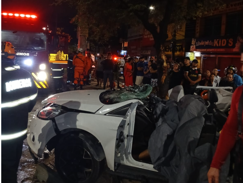 Dois homens morrem após capotamento na avenida Autaz Mirim; veja vídeo
