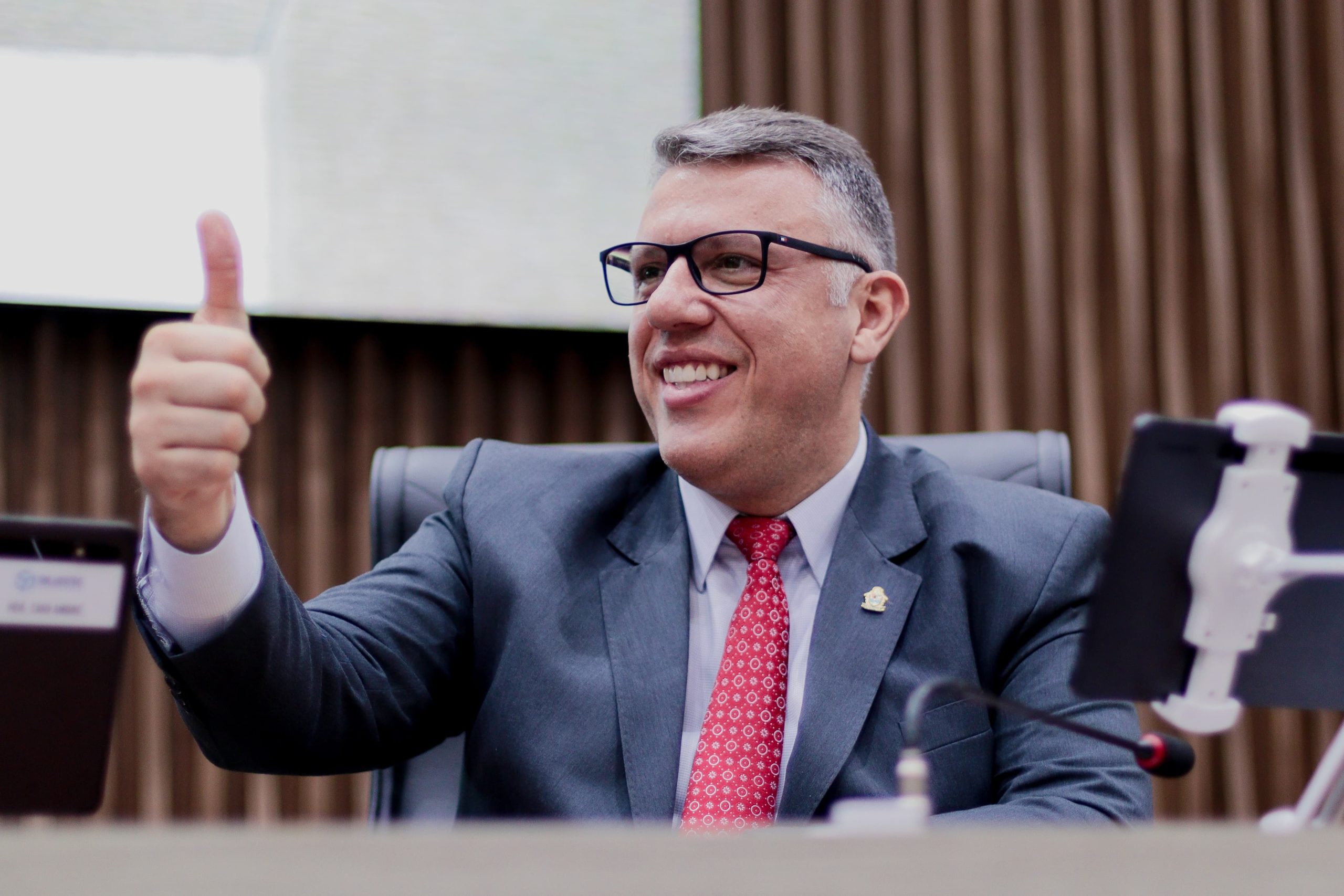 Sem detalhes sobre diárias, CMM envia novamente vereador para viagem oficial