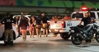 Motociclista sem capacete é preso após tentar fugir e agredir autoridades em Manaus