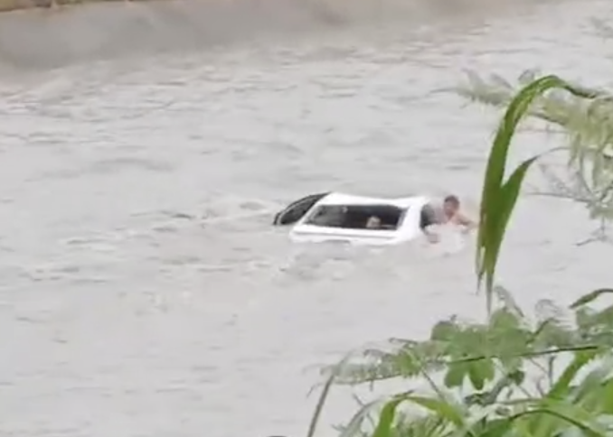 Durante chuva, carro perde controle e cai no igarapé do 40, em Manaus; veja vídeo