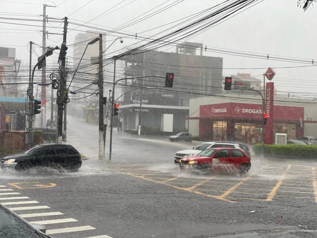 Manaus tem alerta severo de alagamento e corrida de massa