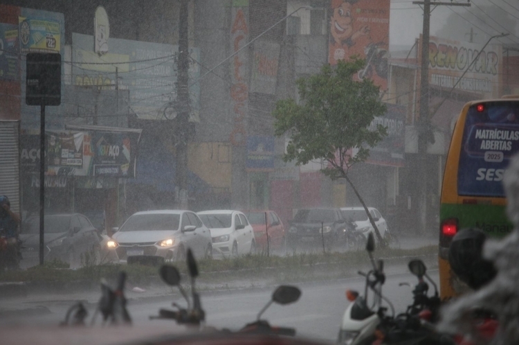 Tempestade provoca alagamentos e deixa bairros de Manaus em alerta