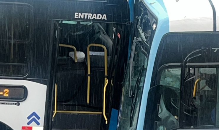 Ônibus colidem durante forte chuva no bairro da Paz, em Manaus