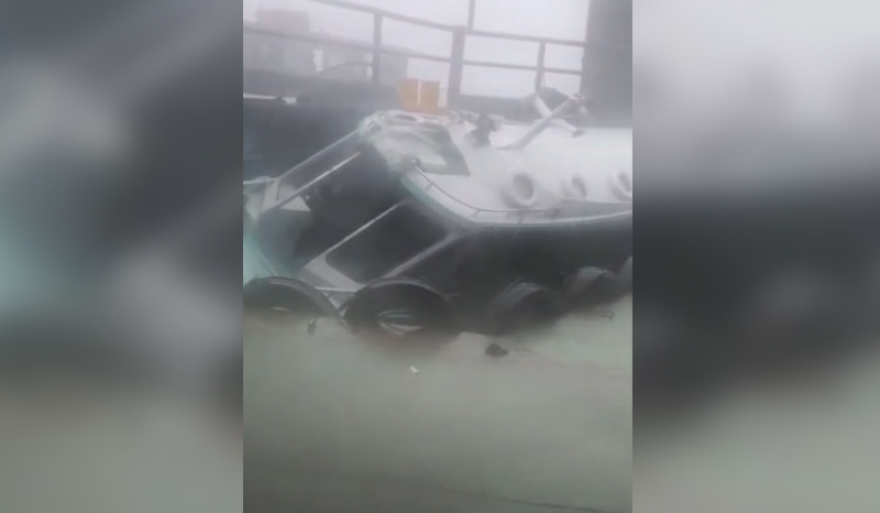 Vendaval tomba lancha no Ceasa e causa pânico entre passageiros