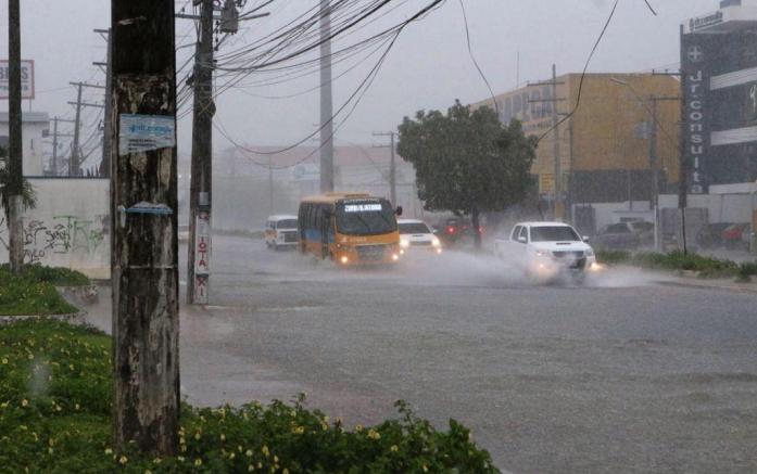 Chuva intensa causa alagamentos e desabamento; assista
