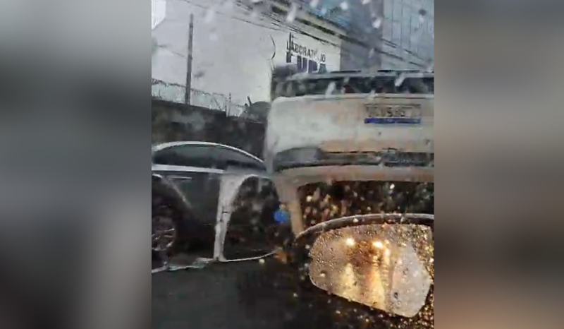 Carro capota em acidente na zona sul de Manaus; vídeo
