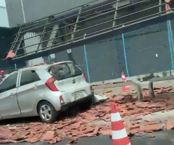 Carro invade parada de ônibus e mata homem no Coroado