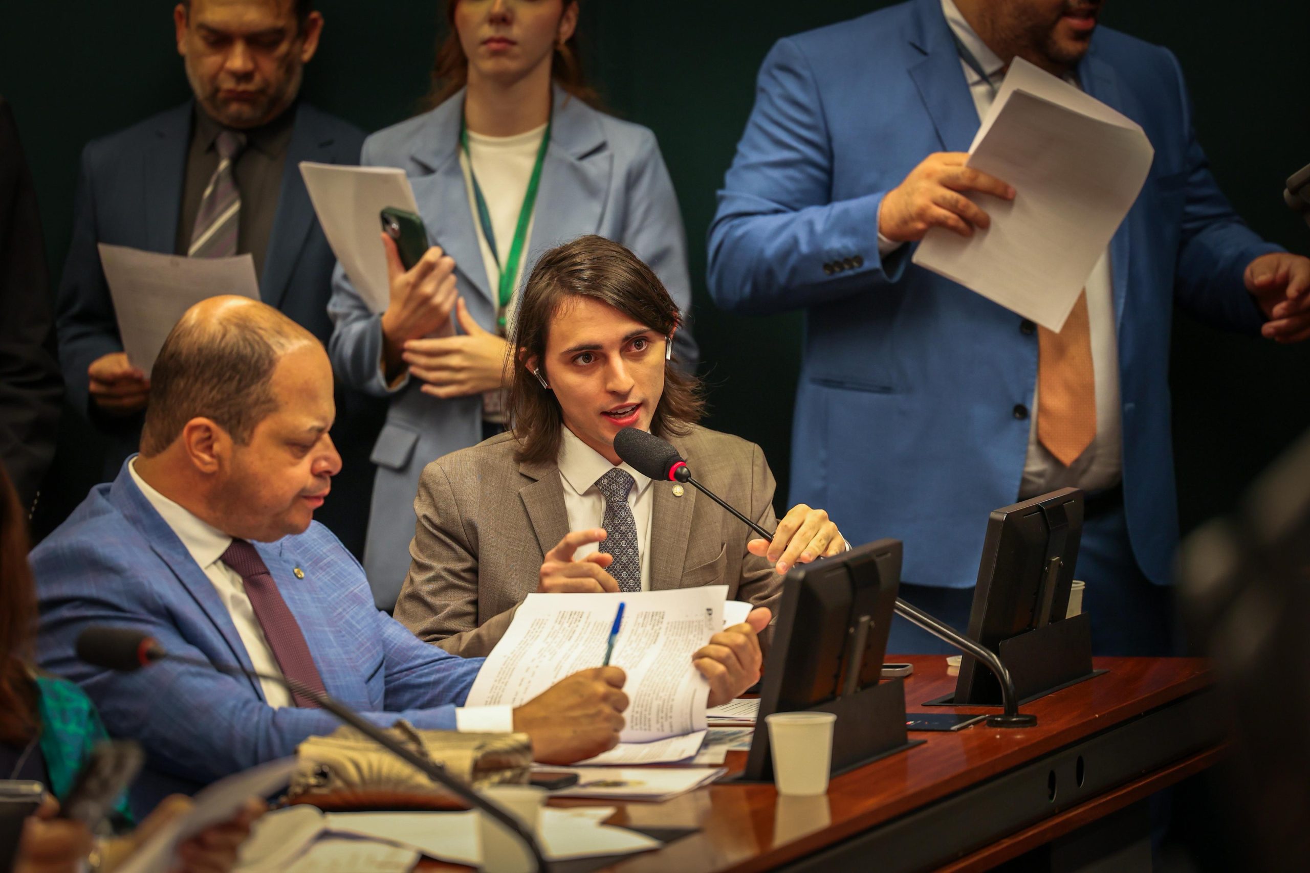 Deputado federal do AM leva “Erga Omnes” ao Congresso