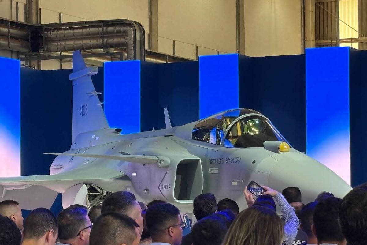 Saab e Embraer apresentam Gripen brasileiro, 1º caça supersônico feito no país