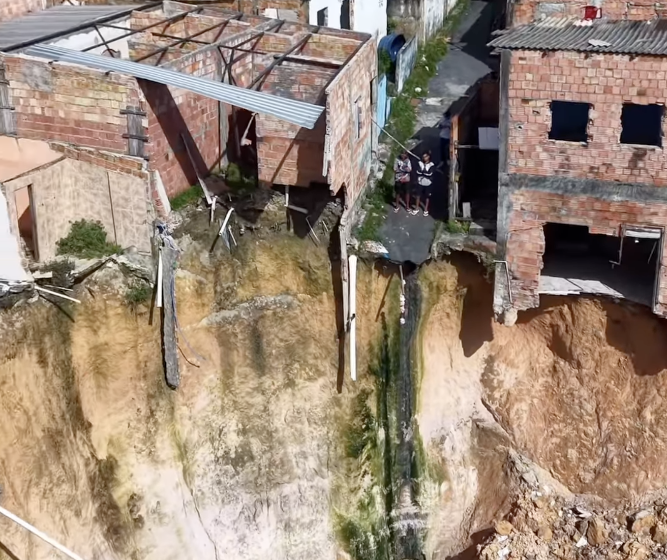 Viral inspirado na Rocinha expõe falta de saneamento e infraestrutura em Manaus