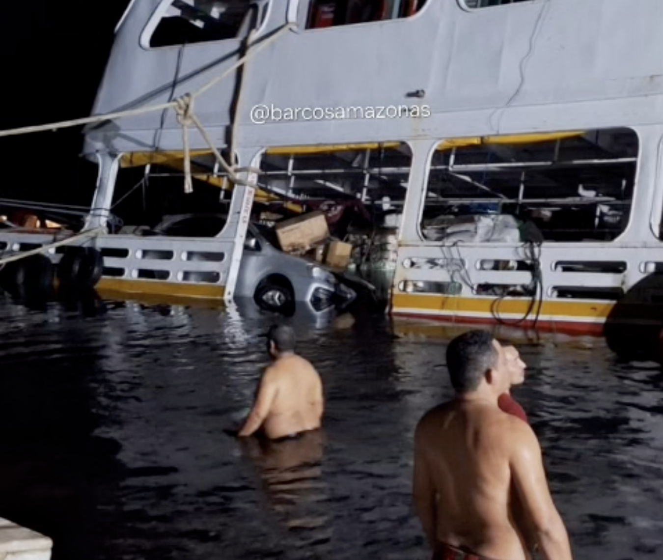 Barco afunda parcialmente após colisão com pedras no AM; veja vídeos