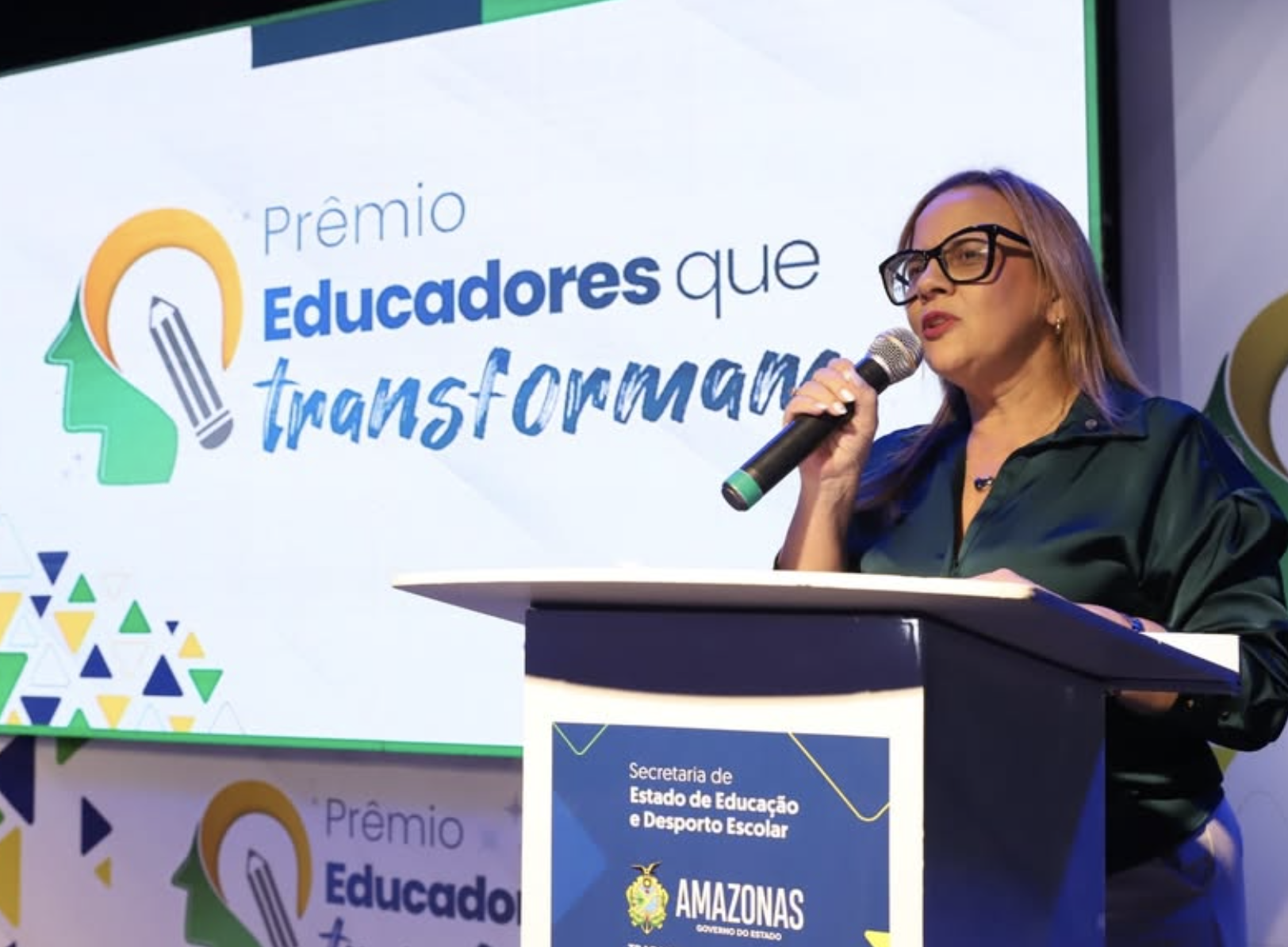 Secretária da Seduc é afastada do cargo pelo TCE-AM