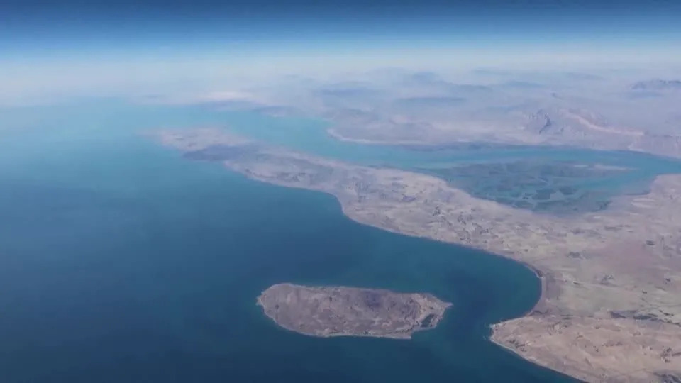 Ormuz será completamente fechado se EUA atacarem bases de energia, diz Irã