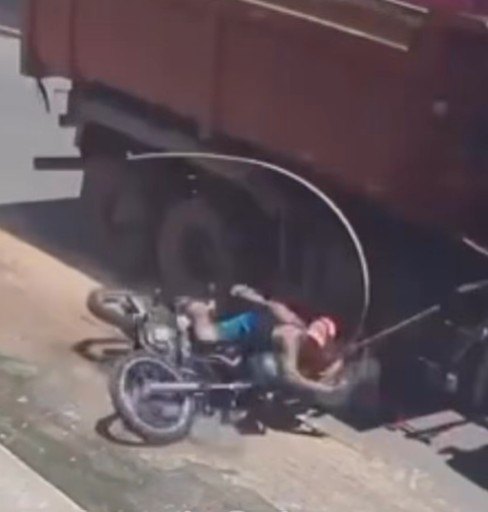 Homem fica gravemente ferido após colisão com caçamba em Itacoatiara