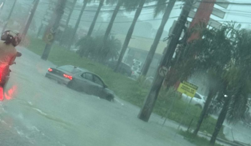 Chuva intensa alaga ruas, deslizamentos e tromba d’água em Manaus; veja
