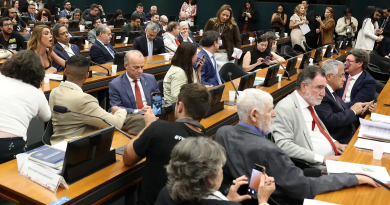 Pedido de vista adia votação da PEC do fim da 6×1 