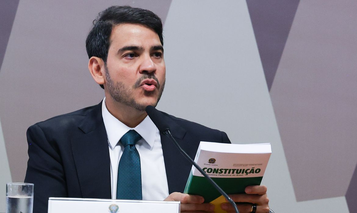 Messias defende aprimorar STF e autocontenção em pautas polêmicas