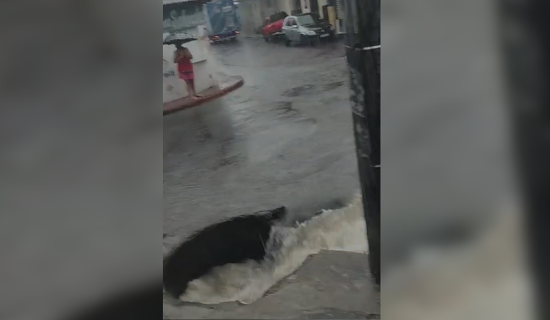 Criança cai em bueiro durante temporal em Manaus; veja