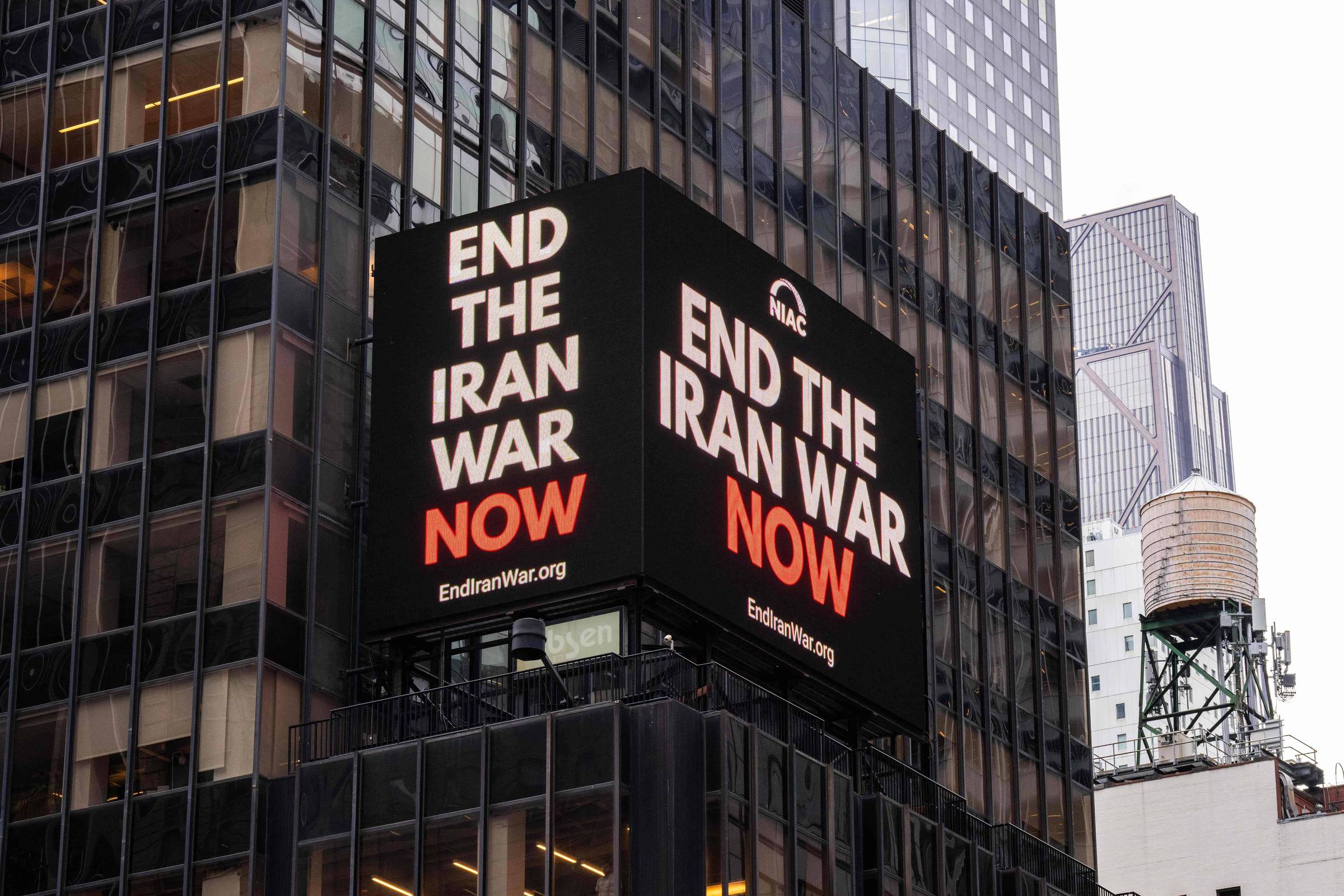 Prazo acaba, e Trump indica que continuará com guerra contra Irã