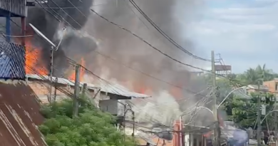 Incêndio de grandes proporções atinge ao menos três casas em Coari; veja