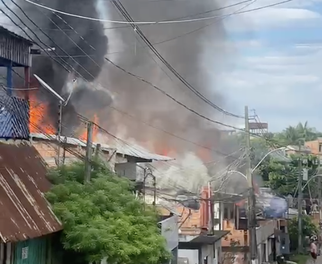 Incêndio de grandes proporções atinge ao menos três casas em Coari; veja