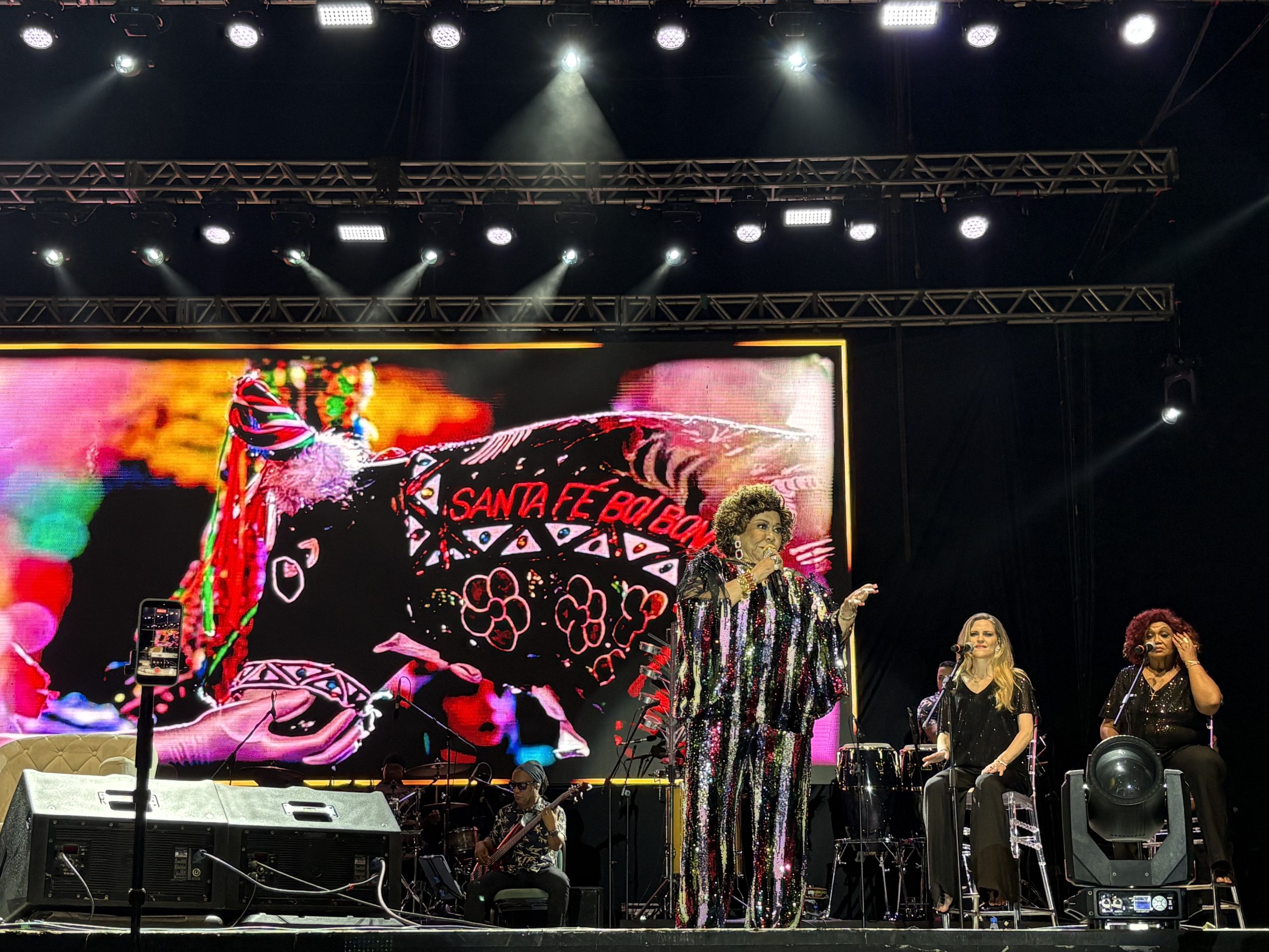 Alcione emociona fãs com grandes sucessos durante show em Manaus