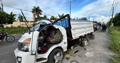 Acidente entre caminhonete e micro-ônibus deixa motorista preso às ferragens em Manaus