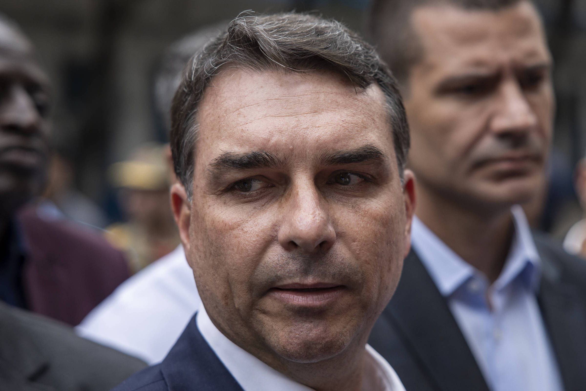 Atlas/Intel: Flávio Bolsonaro cai 6 pontos e perde de Lula no 2º turno