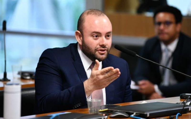 Fausto Jr. retira assinatura de emendas que adiavam redução da jornada 6×1