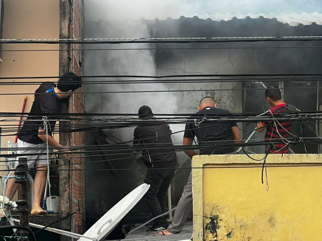 Incêndio atinge residência no bairro Coroado 2 e mobiliza moradores em Manaus; veja