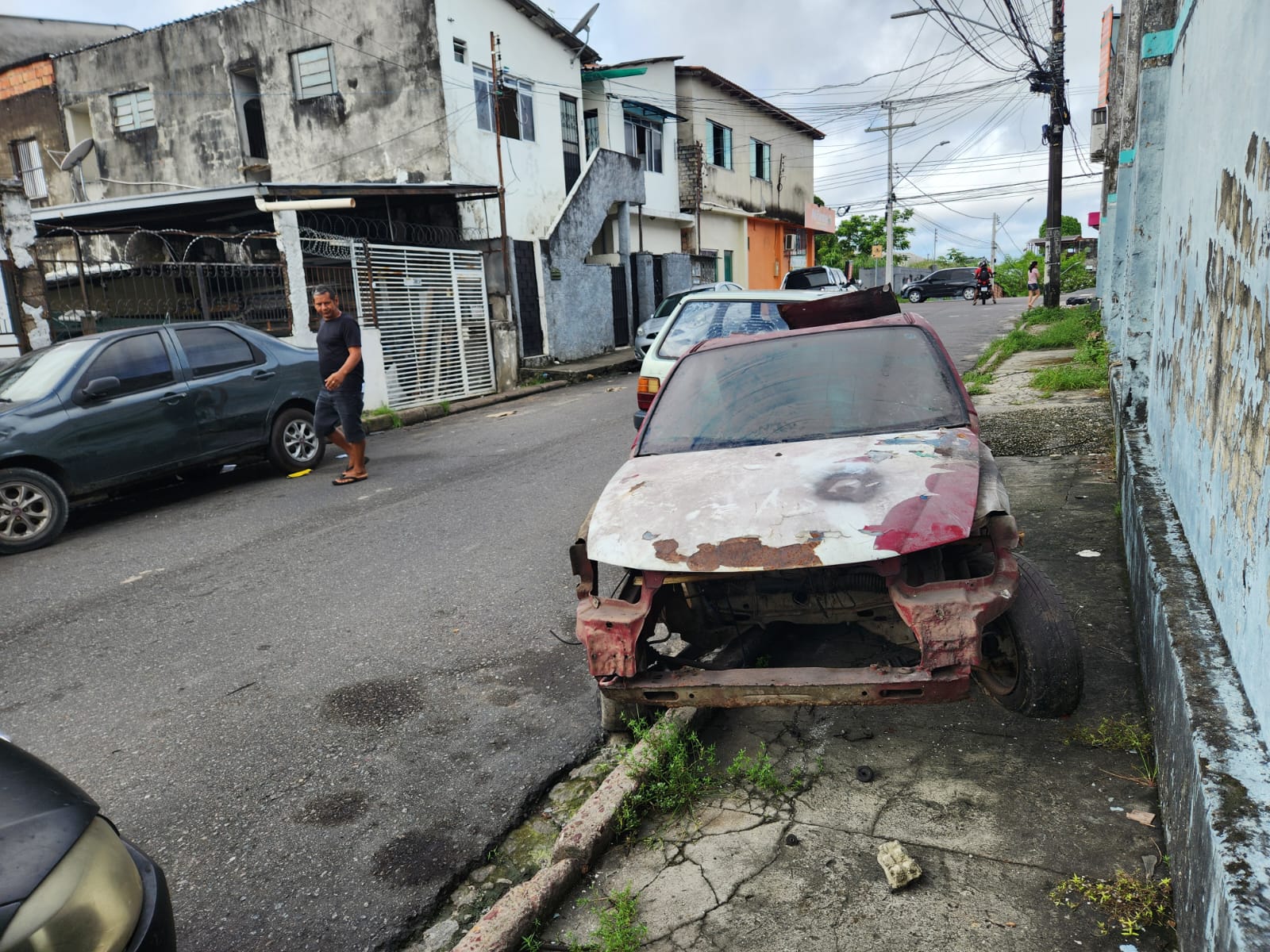 Veículos abandonados são removidos nas zonas Sul e Centro-Sul de Manaus