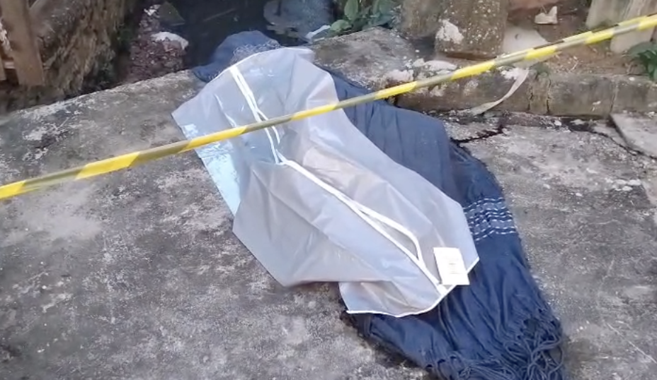 Corpo de homem degolado é encontrado enrolado em rede dentro de bueiro em Manaus