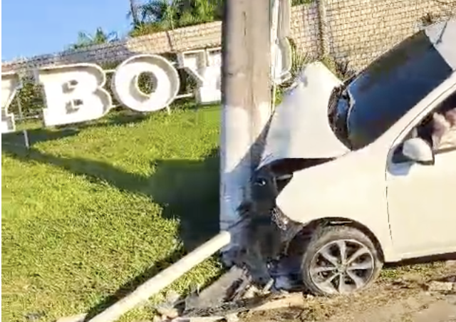 Carro perde controle e colide com poste na avenida Torquato Tapajós