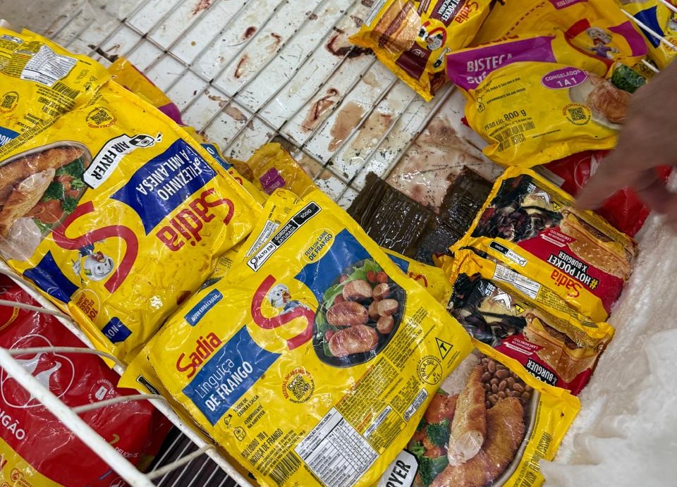 Supermercado é interditado por alimentos descongelados e infestação de insetos, em Manaus