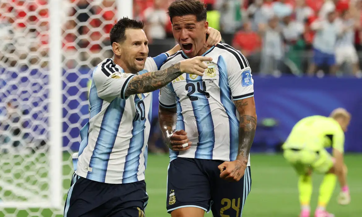 Messi se isola na artilharia das Copas e Argentina vai ao mata-mata
