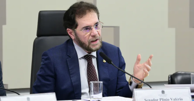 Plínio Valério apoia PEC que cria regime de trabalho por horas