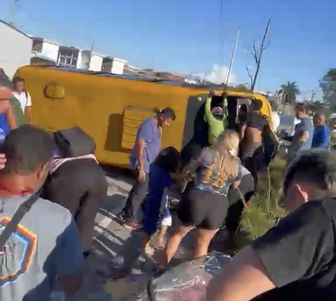 Veículo alternativo capota na Autaz Mirim e causa desespero entre passageiros; vídeo