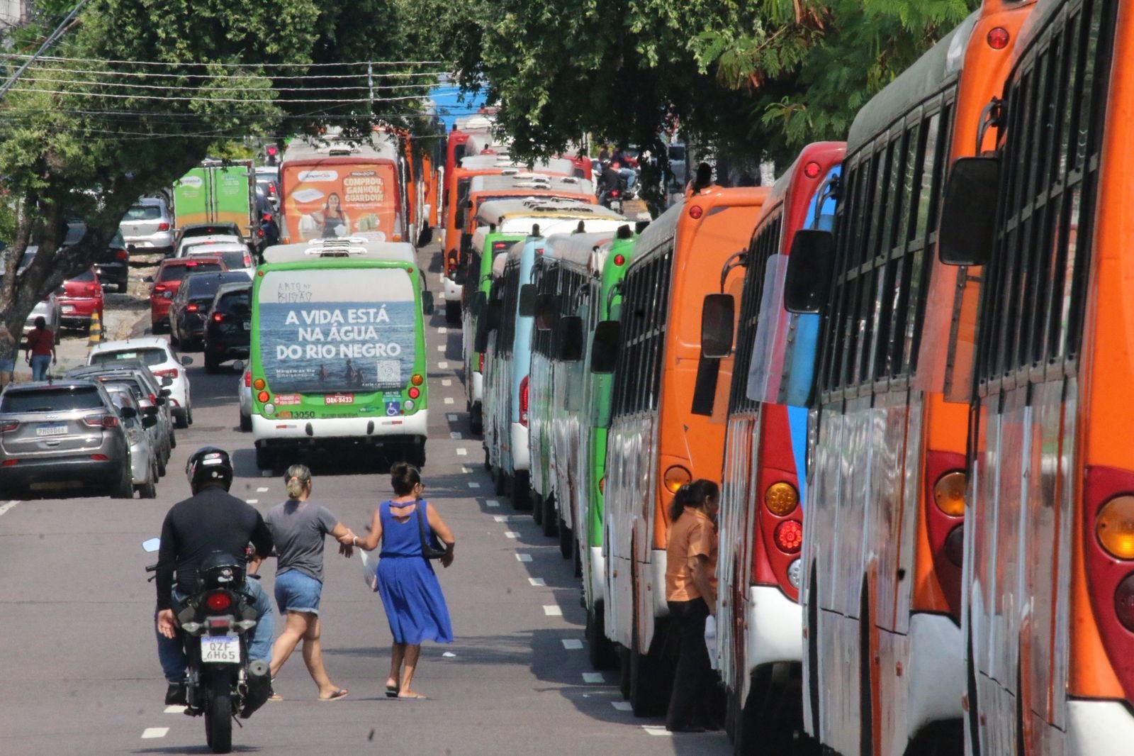 Após atraso salarial, rodoviários decretam greve geral dos ônibus em Manaus; assista