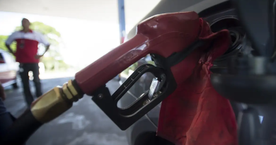 Com nova alta mundial do petróleo, governo mantém desconto na gasolina