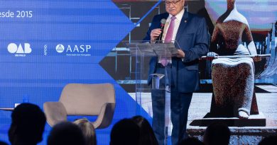 Fachin anuncia projeto de lei para limitar salários de juízes 