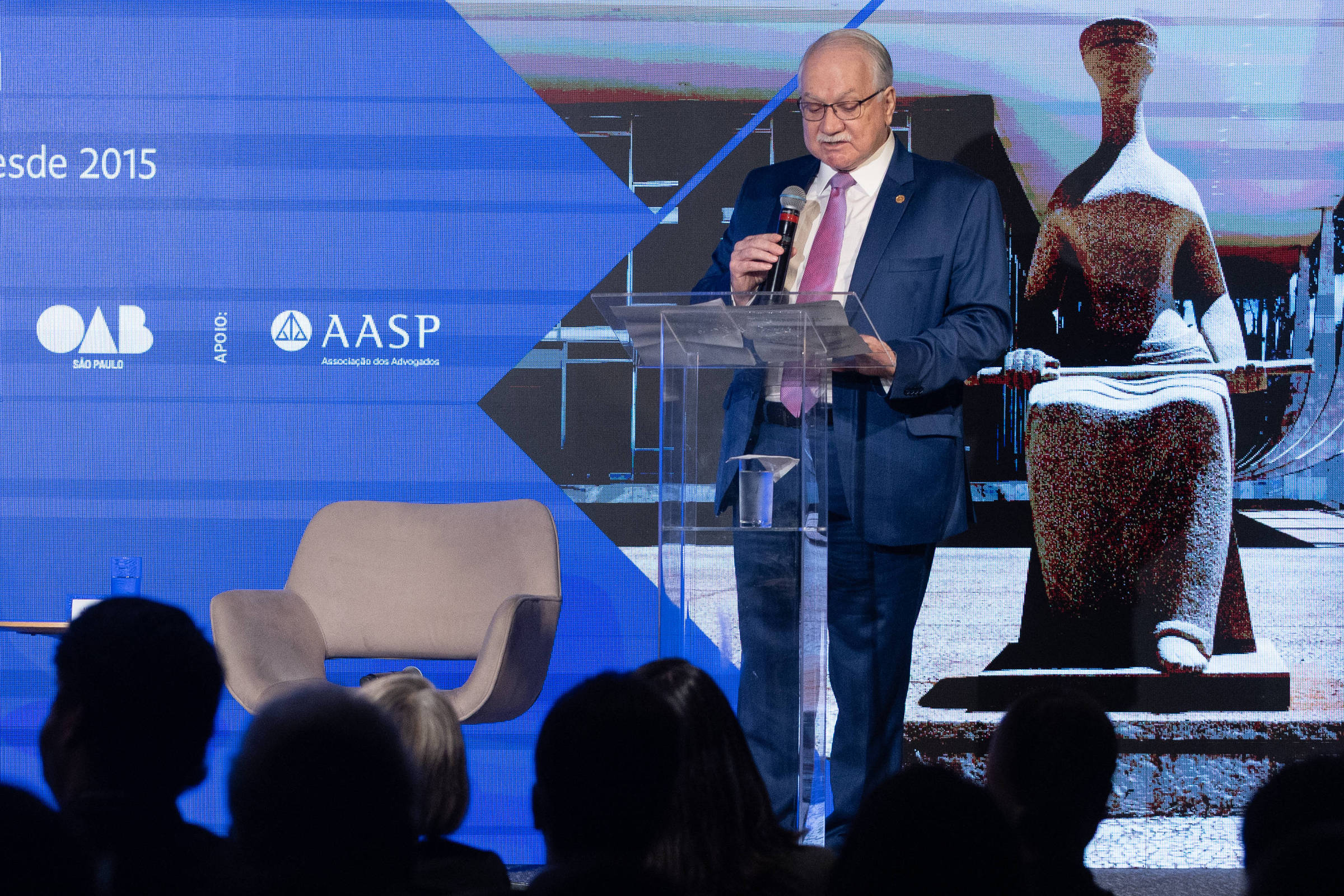 Fachin anuncia projeto de lei para limitar salários de juízes 