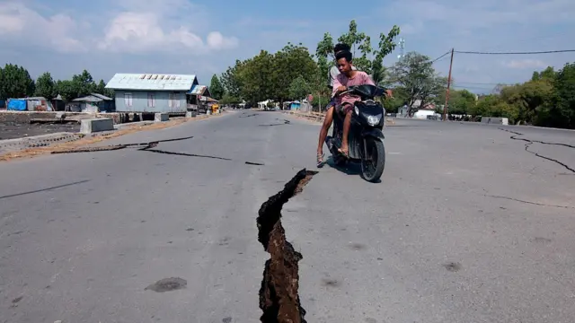 Mulher de 84 anos é encontrada viva três dias após terremoto na Indonésia