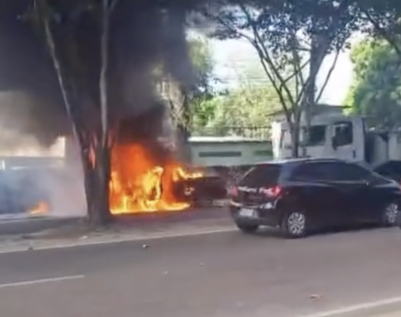Carro é destruído por incêndio próximo ao IFAM, em Manaus