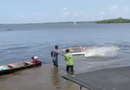 Caminhão perde controle e afunda no rio Maués-Açu durante descarga de mercadorias