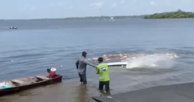 Caminhão perde controle e afunda no rio Maués-Açu durante descarga de mercadorias