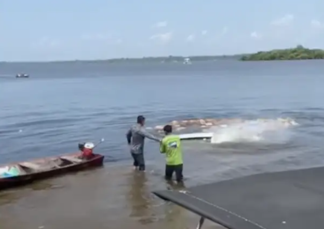 Caminhão perde controle e afunda no rio Maués-Açu durante descarga de mercadorias
