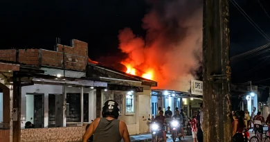 Casa é destruída por incêndio e moradores tentam conter fogo com baldes em Manicoré